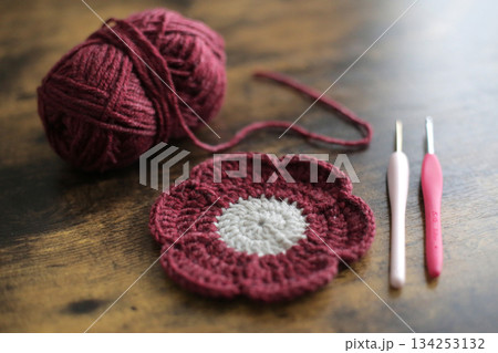 手芸に使う毛糸玉や編み棒と作品 134253132