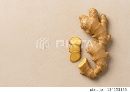 淡い石材の余白に並ぶ生姜 134253186