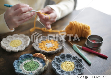 毛糸の編み物をする女性の手元と作品 134253438