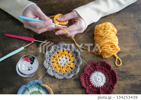毛糸の編み物をする女性の手元と作品 134253439