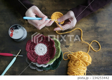 毛糸の編み物をする女性の手元と作品 毛糸の編み物をする女性の手元と作品 134253442