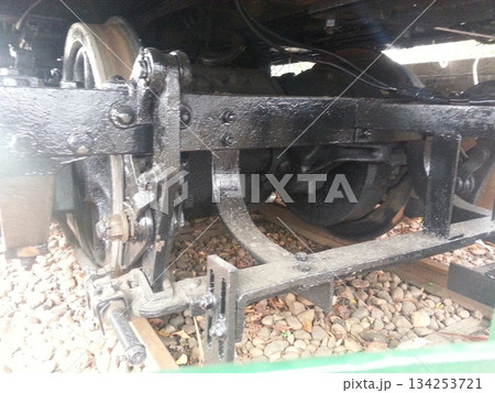 錆びたレールとモハの車輪 錆びたレールとモハの車輪 134253721