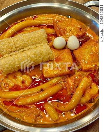 Malatang, a flavorful Chinese street food featuring a spicy and numbing Sichuan broth filled with customizable ingredients like meat, seafood, vegetables, and tofu. A warm and bold culinary experience Malatang, a flavorful Chinese street food featuring a spicy and numbing Sichuan broth filled with customizable ingredients like meat, seafood, vegetables, and tofu. A warm and bold culinary experience 134253831