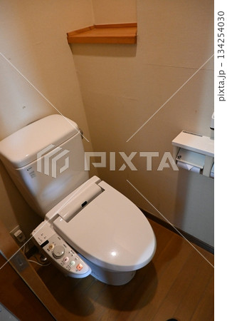 温水洗浄便座（ウォシュレット）を備えた日本のトイレ 134254030