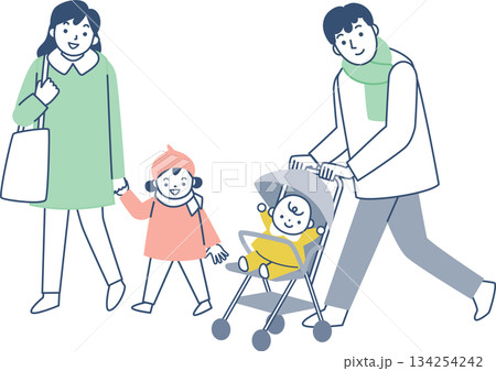 冬にお出かけする家族 134254242