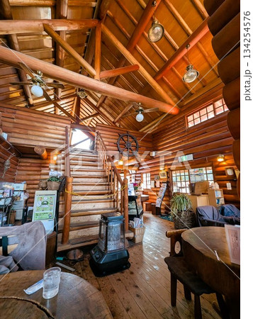 ログハウスの中にあるレストランの店内の風景 134254576