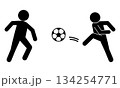 サッカーをプレイする2人の人物のシルエットイラスト 134254771