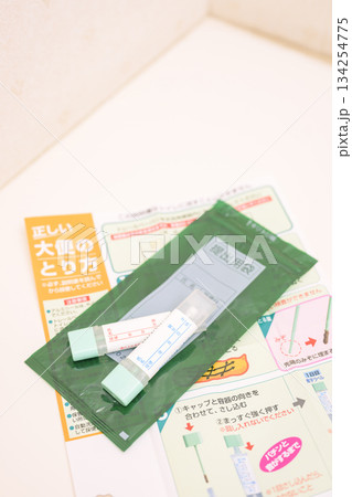 トイレに置かれた検便キット トイレに置かれた検便キット 134254775