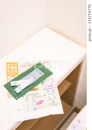 トイレに置かれた検便キット トイレに置かれた検便キット 134254776