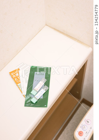 トイレに置かれた検便キット 134254779