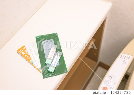 トイレに置かれた検便キット トイレに置かれた検便キット 134254780