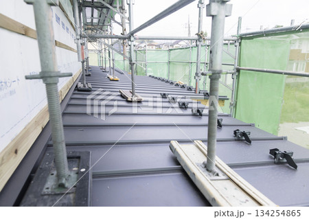 屋根の上にかけた足場 134254865