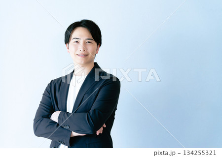 腕組みをするビジネスマン 134255321