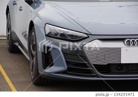 輸入車　アウディe-tronGTのフロントマスク 134255471