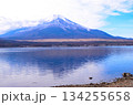 山中湖から見た冬の晴れた空と富士山 134255658