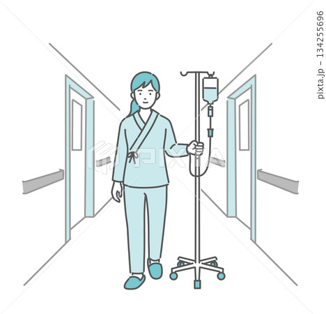 病院の廊下を点滴スタンドを押して歩く女性患者（入院生活） 134255696