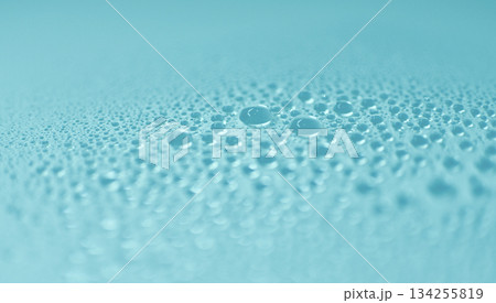 沢山の細かい水滴の写真　透明感のある抽象的な背景　スプレー　湿度　水玉　潤い 134255819