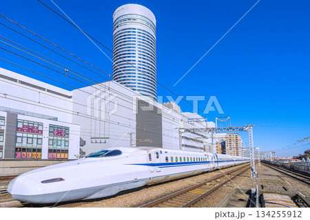 日本の横浜都市景観 インバウンド続く…新横浜駅前の新幹線や横浜プリンスホテルなどを望む。新時代へ… 134255912
