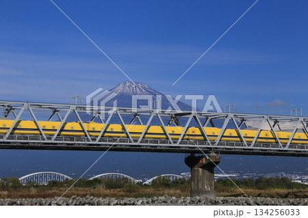 ドクターイエローと富士山 ドクターイエローと富士山 134256033