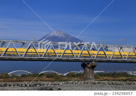 ドクターイエローと富士山 134256057