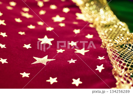アンティークなクリスマスカラーの布のクローズアップ レース 星柄 アンティークなクリスマスカラーの布のクローズアップ レース 星柄 134256289
