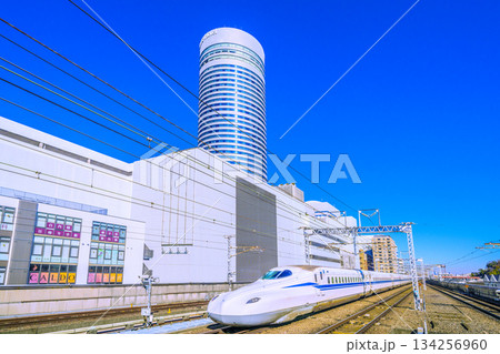 日本の横浜都市景観 インバウンド続く…新横浜駅前の新幹線や横浜プリンスホテルなどを望む。新時代へ 134256960