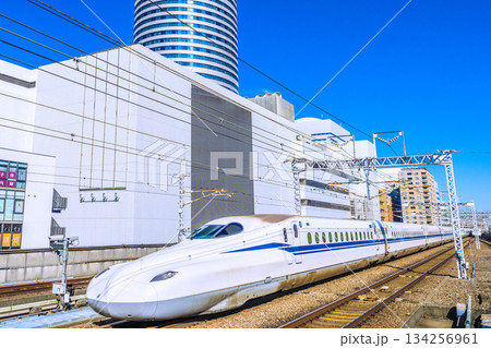 日本の横浜都市景観 インバウンド続く…新横浜駅前の新幹線や横浜プリンスホテルなどを望む。輝く時代へ… 134256961