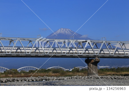 新幹線と富士山 新幹線と富士山 134256963