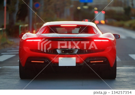 イタリア製の赤いスポーツカー　イメージ 134257354