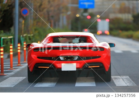 イタリア製の赤いスポーツカー　イメージ 134257356
