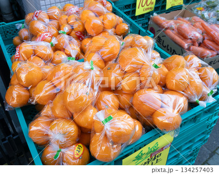青果店に並んだみかん 134257403