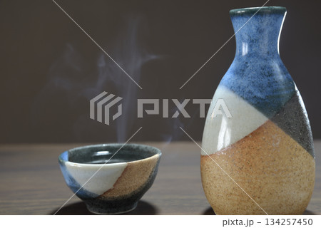 湯気の立ち昇る日本酒 134257450