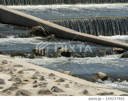 大和川 柏原堰堤に設置された魚道 大和川 柏原堰堤に設置された魚道 134257481
