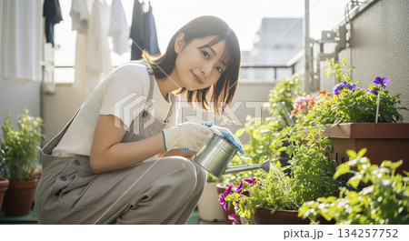 若い日本人女性 ベランダでガーデニング 若い日本人女性 ベランダでガーデニング 134257752