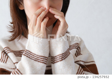 鼻水が垂れる女性　耳鼻科 134257932
