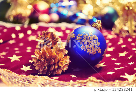 松ぼっくりとボール型のクリスマスオーナメント　クリスマス飾りの背景装飾　パーティー 134258241