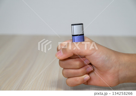 USBメモリを握る手 134258266