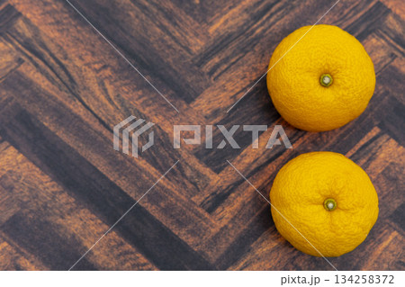 木目背景の柚子二つ 木目背景の柚子二つ 134258372