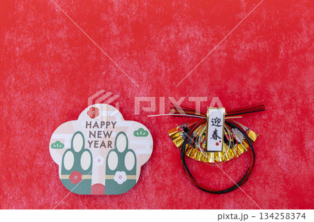 赤背景の「HAPPY NEW YEAR」と水引 赤背景の「HAPPY NEW YEAR」と水引 134258374