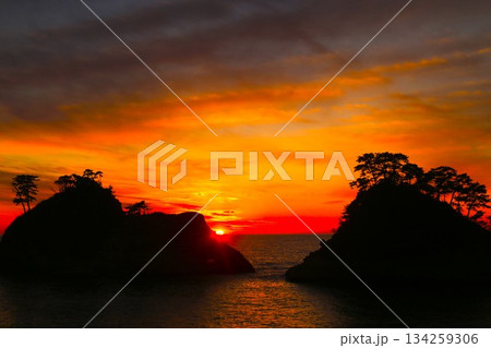 日本一の堂ヶ島の夕日 134259306