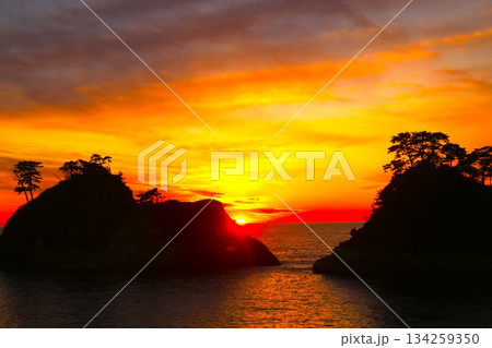 日本一の堂ヶ島の夕日 134259350