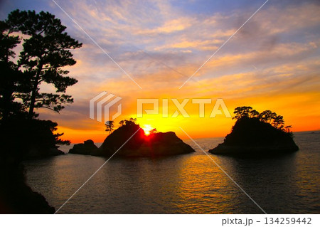 日本一の堂ヶ島の夕日 134259442
