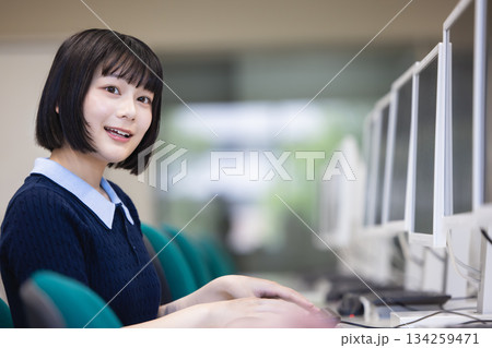 パソコンに向かう女性 134259471