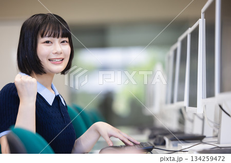 ガッツポーズをする若い女性 134259472