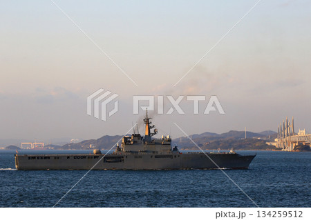 瀬戸内海を航行する輸送艦 134259512