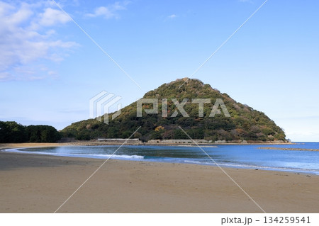 朝日に照らされる指月山と菊が浜 134259541