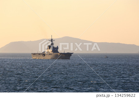 夕日に照らされる輸送艦 夕日に照らされる輸送艦 134259622