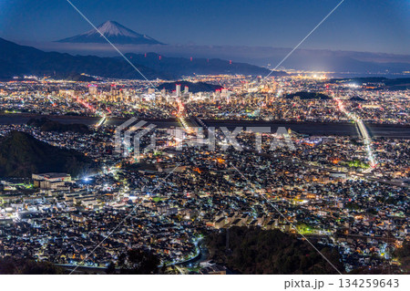【静岡県】静岡市の街並みと富士山　夜明け前 134259643