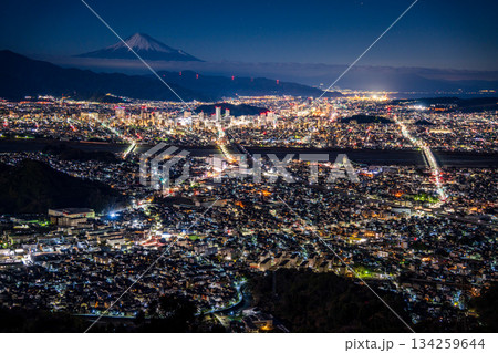 【静岡県】静岡市の街並みと富士山　夜明け前 134259644