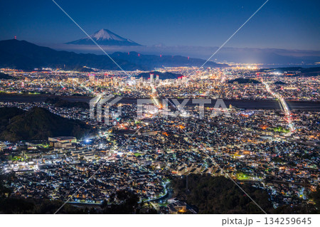 【静岡県】静岡市の街並みと富士山 夜明け前 【静岡県】静岡市の街並みと富士山 夜明け前 134259645